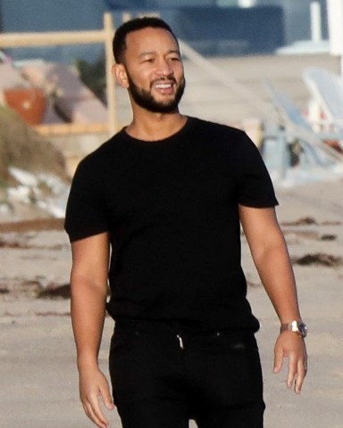 Malibu, CA  - *EXCLUSIVE*  - John Legend and Chrissy Teigen enjoy some fresh air while having a fun day at the beach in Malibu. **Shot on 03/15/20**  Pictured: John Legend  BACKGRID USA 16 MARCH 2020   BYLINE MUST READ: RMBI / BACKGRID  USA: +1 310 798 9111 / usasales@backgrid.com  UK: +44 208 344 2007 / uksales@backgrid.com  *UK Clients - Pictures Containing Children Please Pixelate Face Prior To Publication*