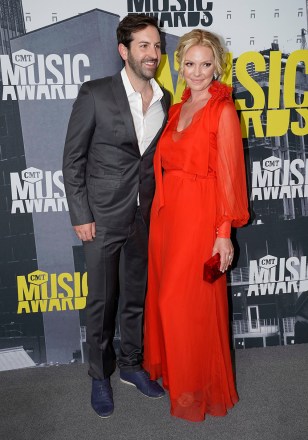 Josh Kelley, à gauche, et Katherine Heigl arrivent aux CMT Music Awards au Music City Center, à Nashville, Tenn 2017 CMT Music Awards - Arrivals, Nashville, USA - 7 juin 2017