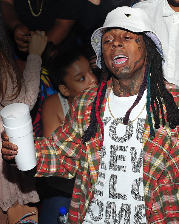 Lil Wayne Still Drinks Sizzurp Even Life Threatening Seizures Won T Stop Him Hollywood Life