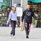 EKSKLUSIV: Willow Smith og kjæresten Tyler Cole innom Whole Foods for dagligvarer I Malibu under Covid 19 Karantene