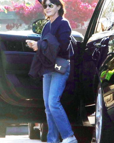 Malibu, CA  - *EXCLUSIVE*  - Shannen Doherty first time seen after announcing Nasty divorce for her husband and first time seeing after long days at hospital fighting cancer stage 4in her brain takes her mom to Zoho restaurant in Malibu for dinnerPictured: Shannon DohertyPictured: Shannen Doherty BACKGRID USA 22 JUNE 2023 BYLINE MUST READ: RMBI / BACKGRIDUSA: +1 310 798 9111 / usasales@backgrid.comUK: +44 208 344 2007 / uksales@backgrid.com*UK Clients - Pictures Containing ChildrenPlease Pixelate Face Prior To Publication*