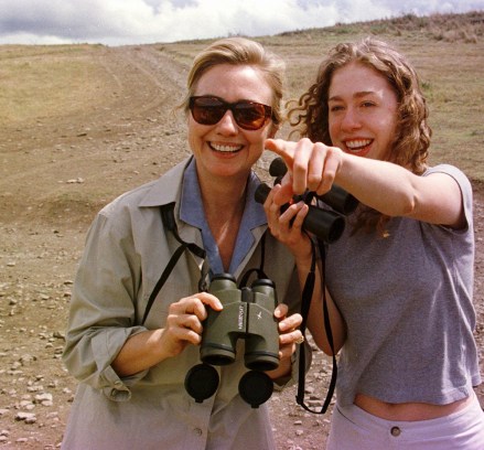 CLINTON Chelsea Clinton menunjukkan rawa yang penuh dengan kuda nil kepada ibu negaranya Hillary Rodham Clinton selama safari pagi di Kawah Ngorongoro di Tanzania, Rabu, 26 Maret 1997. Nyonya Clinton dan Chelsea mengunjungi kawah dan melihat babi hutan, zebra, gajah dan singa TANSANIA CLINTON, KAWASAN NGORONGORO, Tanzania