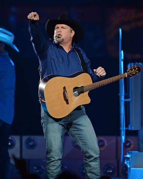 Garth Brooks: Photos Of The Country Singer – Hollywood Life