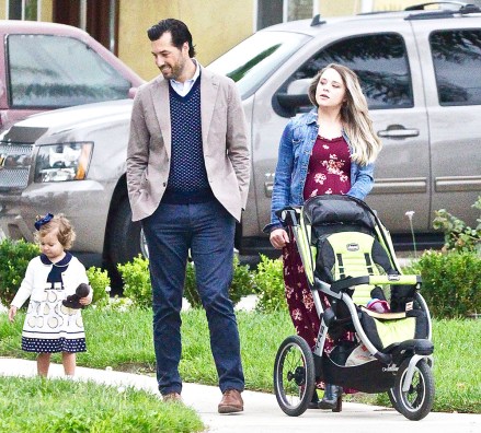 EXCLUSIVE: Heavily Pregnant Jinger Duggar Vuolo steps out for brunch with her husband and daughter in Venice, California. 25 Oct 2020 Pictured: Heavily Pregnant Jinger Duggar Vuolo steps out for brunch with her husband and daughter in Venice, California. Photo credit: MEGA TheMegaAgency.com +1 888 505 6342 (Mega Agency TagID: MEGA710195_002.jpg) [Photo via Mega Agency]