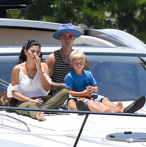 justin-bieber-alexandra-rodriguez-yacht-miami-ffn-6