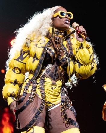 Beryl TV mary-j-blige-concert-yellow-louis-Vuitton-splash-gal Mary J. Blige Rocks Harness & Short Shorts For NY Concert: Photos – Hollywood Life Entertainment 