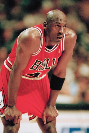 Penjaga Chicago Bulls Michael Jordan menahan napas selama kuarter kedua pertandingan comeback-nya melawan Indiana Pacers, Indianapolis, In.  Jordan bermain 43 menit dalam kekalahan 103-96 overtime dari Pacers Michael Jordan 1995, Indianapolis, AS