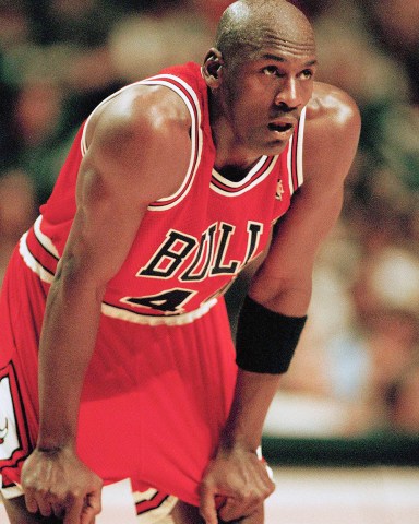 Chicago Bulls Guard Michael Jordan catches his breath during the second quarter of his comeback game against the Indiana Pacers, Indianapolis, In. Jordan played 43 minutes in the 103-96 overtime loss to the Pacers Michael Jordan 1995, Indianapolis, USA
