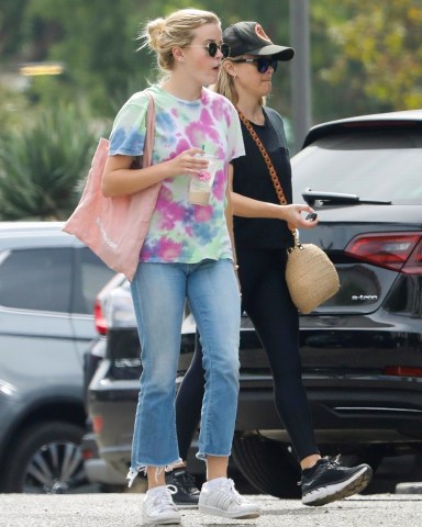 Malibu, CA  - *EXCLUSIVE*  - Reese Witherspoon stops at SunLife Organics for breakfast with her daughter Ava. The 'Big Little Lies' actress was casual in black athletic gear, while her mini-me daughter sported a colorful tie-dye shirt and jeans.Pictured: Reese Witherspoon, Ava Elizabeth PhillippeBACKGRID USA 22 SEPTEMBER 2019 USA: +1 310 798 9111 / usasales@backgrid.comUK: +44 208 344 2007 / uksales@backgrid.com*UK Clients - Pictures Containing ChildrenPlease Pixelate Face Prior To Publication*