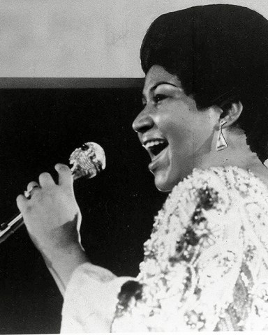 ARETHA FRANKLIN Vocalist Aretha Franklin warbles a few notes into microphone in photo ARETHA FRANKLIN, USA
