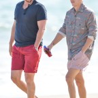 Rob Lowe takes a Memorial Weekend beach walk