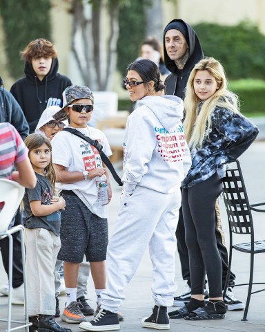 Calabasas, CA  - *EXCLUSIVE*  - Kourtney Kardashian takes the kids on a sweet treat date with Travis Barker. The duo look casual as the two families are seen leaving the ice cream parlor together.Pictured: Kourtney Kardashian, Travis BarkerBACKGRID USA 2 DECEMBER 2018 BYLINE MUST READ: IXOLA / BACKGRIDUSA: +1 310 798 9111 / usasales@backgrid.comUK: +44 208 344 2007 / uksales@backgrid.com*UK Clients - Pictures Containing ChildrenPlease Pixelate Face Prior To Publication*