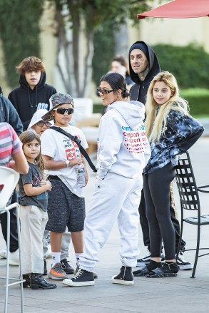 Calabasas, Kaliforniya - *ÖZEL* - Kourtney Kardashian, çocukları Travis Barker ile tatlı bir randevuya götürüyor.  İki aile birlikte dondurma salonundan çıkarken görüldüğü için ikili rahat görünüyor.  Resimde: Kourtney Kardashian, Travis Barker BACKGRID USA 2 ARALIK 2018 BYLINE OKUMALIDIR: IXOLA / BACKGRID ABD: +1 310 798 9111 / usasales@backgrid.com İngiltere: +44 208 344 2007 / uksales@backgrid.com *UK Müşteriler - Resimler İçeren Çocuklar Lütfen Yayımlamadan Önce Yüzünüzü Pikselleştirin*