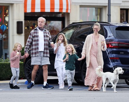 Calabasas, CA - *EXCLUSIVE* - Actor Kelsey Grammer and wife Kayte Walsh spend time with the kids and take them out for ice cream in Calabasas.  Pictured: Kelsey Grammer, Kayte Walsh BACKGRID USA DECEMBER 28, 2021 BYLINE MUST READ: Clint Brewer Photography.  / BACKGRID USA: +1 310 798 9111 / usasales@backgrid.com UK: +44 208 344 2007 / uksales@backgrid.com *UK Clients - Pictures Containing Children Please Pixelate Face Prior To Publication*