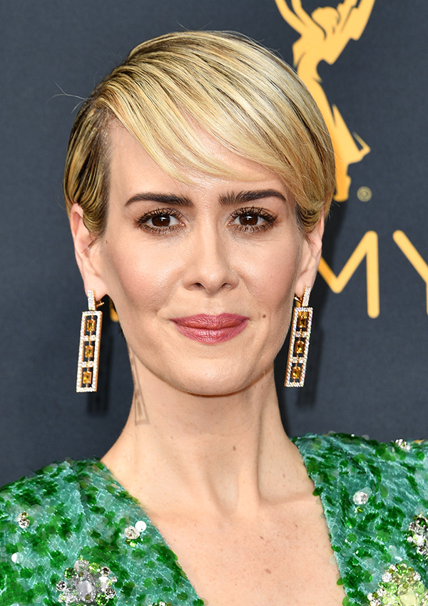 [PHOTOS] Sarah Paulson’s Emmys Hair & Makeup — Soft Smokey Eye & Glam ...