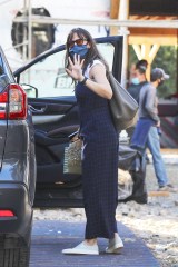 Brentwood, CA  - Jennifer Garner waves at the cameras after stopping to check on the construction progress of her new mega-mansion in Brentwood.

Pictured: Jennifer Garner

BACKGRID USA 14 JANUARY 2021 

BYLINE MUST READ: LaStarPixMEDIA / BACKGRID

USA: +1 310 798 9111 / usasales@backgrid.com

UK: +44 208 344 2007 / uksales@backgrid.com

*UK Clients - Pictures Containing Children
Please Pixelate Face Prior To Publication*