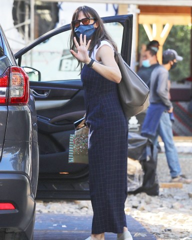 Brentwood, CA  - Jennifer Garner waves at the cameras after stopping to check on the construction progress of her new mega-mansion in Brentwood.Pictured: Jennifer GarnerBACKGRID USA 14 JANUARY 2021 BYLINE MUST READ: LaStarPixMEDIA / BACKGRIDUSA: +1 310 798 9111 / usasales@backgrid.comUK: +44 208 344 2007 / uksales@backgrid.com*UK Clients - Pictures Containing ChildrenPlease Pixelate Face Prior To Publication*