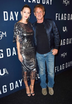 Les acteurs Dylan Penn, à gauche, et son père, Sean Penn, qui joue également son père dans le film, arrivent à la première de Los Angeles de "Flag Day" au Directors Guild of America Theatre, à Los Angeles LA Premiere de " Flag Day", Los Angeles, États-Unis - 11 août 2021