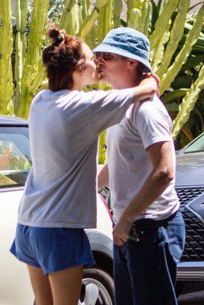 Los Angeles, CA - *EXCLUSIVE* - Tallulah Willis and fiance Dillon Buss hug and share a kiss outside their new home as the movers work around them. Tallulah, wearing blue shorts and an overized grey t-shirt also picks up a food delivery for her and fiance Dilon.Pictured: Tellulah Willis, Dillion BussBACKGRID USA 5 MAY 2021 USA: +1 310 798 9111 / usasales@backgrid.comUK: +44 208 344 2007 / uksales@backgrid.com*UK Clients - Pictures Containing ChildrenPlease Pixelate Face Prior To Publication*