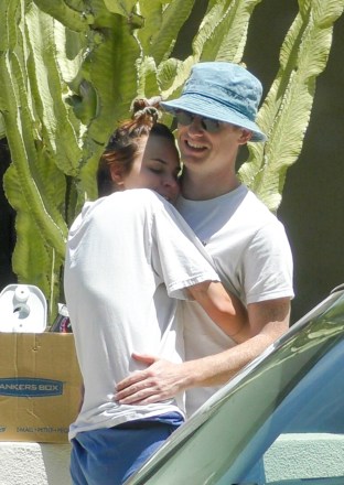 Los Angeles, CA  - *EXCLUSIVE*  - Tallulah Willis and fiance Dillon Buss hug and share a kiss outside their new home as the movers work around them. Tallulah, wearing blue shorts and an overized grey t-shirt also picks up a food delivery for her and fiance Dilon.Pictured: Tellulah Willis, Dillion BussBACKGRID USA 5 MAY 2021 USA: +1 310 798 9111 / usasales@backgrid.comUK: +44 208 344 2007 / uksales@backgrid.com*UK Clients - Pictures Containing ChildrenPlease Pixelate Face Prior To Publication*