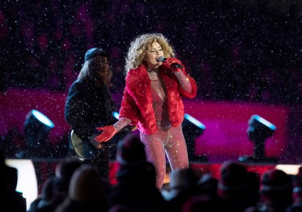 Shania Twain performs during the halftime show during the Grey Cup CFL football game between the Toronto Argonauts and the Calgary Stampeders, Sunday, Nov. 26, 2017, in Ottawa, Ontario. (Sean Kilpatrick/The Canadian Press via AP)