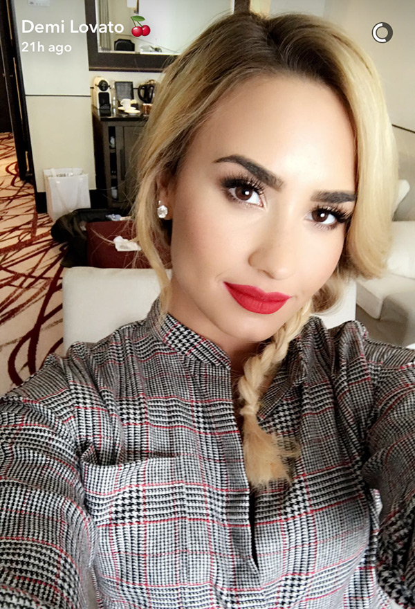 PICS Demi Lovato S Blonde Braid See Her Pretty Effortless Look   Demi Lovato Rocks Short Blonde Braid Ftr 