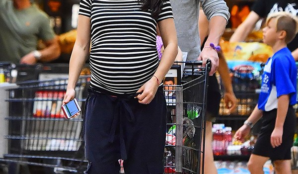 Ashton Kutcher Mila Kunis Shopping Pregnant