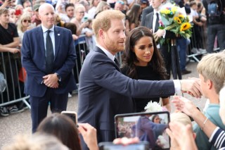 The Prince and Princess of Wales and The Duke and Duchess of Sussex view the tributes left after the Death of Queen Elizabeth II, at Windsor Castle, Windsor, Berkshire, UK, on the 10th September 2022. 10 Sep 2022 Pictured: The Prince and Princess of Wales and The Duke and Duchess of Sussex view the tributes left after the Death of Queen Elizabeth II, at Windsor Castle, Windsor, Berkshire, UK, on the 10th September 2022. Photo credit: Mirrorpix / MEGA TheMegaAgency.com +1 888 505 6342 (Mega Agency TagID: MEGA894266_001.jpg) [Photo via Mega Agency]