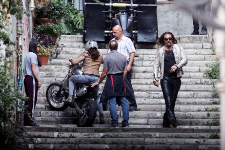 Roma, ITALIA - Aktor Jason Momoa memulai debutnya sebagai pemeran terbaru dalam set 'Fast & Furious 10' di Roma.  Stuntman membantu Momoa belajar mengemudi dengan baik di atas sepeda motor.  Foto: Jason Momoa BACKGRID USA 6 MEI 2022 BYLINE WAJIB BACA: Cobra Team / BACKGRID USA: +1 310 798 9111 / usasales@backgrid.com UK: +44 208 344 2007 / uksales@backgrid.com *Klien Inggris - Gambar Berisi Anak Harap Pixelate Wajah Sebelum Publikasi*