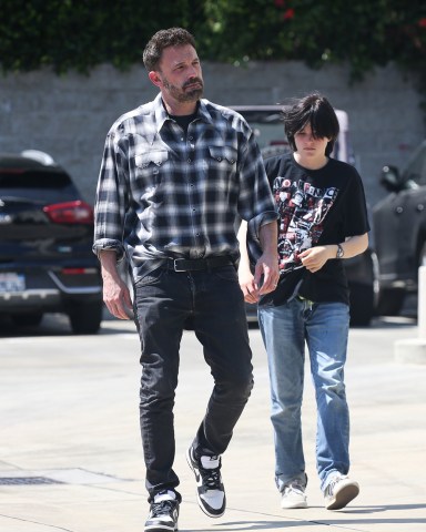 Santa Monica, CA  - *EXCLUSIVE*  - Ben Affleck enjoys an afternoon out for lunch with his daugther Seraphina in Santa Monica.Pictured: Ben AffleckBACKGRID USA 8 JUNE 2023 USA: +1 310 798 9111 / usasales@backgrid.comUK: +44 208 344 2007 / uksales@backgrid.com*UK Clients - Pictures Containing ChildrenPlease Pixelate Face Prior To Publication*