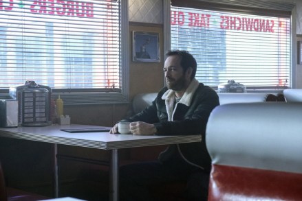 Riverdale -- "Chapter Thirteen: The Sweet Hereafter" -- Image Number: RVD113c_0012.jpg -- Pictured: Luke Perry as Fred Andrews -- Photo: Bettina Strauss/The CW -- © 2017 The CW Network. All Rights Reserved