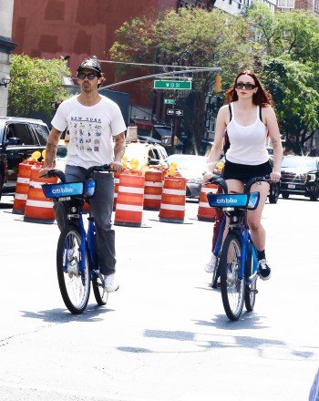 New York, NY  - *EXCLUSIVE*  - Sophie Turner and Joe Jonas go on a CitiBike ride on Labor Day around Manhattan’s Downtown area. The happy couple were seen enjoying the beautiful sunny day.Pictured: Sophie Turner, Joe JonasBACKGRID USA 5 SEPTEMBER 2022 BYLINE MUST READ: BrosNYC / BACKGRIDUSA: +1 310 798 9111 / usasales@backgrid.comUK: +44 208 344 2007 / uksales@backgrid.com*UK Clients - Pictures Containing ChildrenPlease Pixelate Face Prior To Publication*