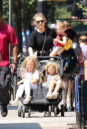 New York, NY - Actress Blake Lively seen out and about with all her kids in NYC.Pictured: Blake LivelyBACKGRID USA 15 JULY 2021 USA: +1 310 798 9111 / usasales@backgrid.comUK: +44 208 344 2007 / uksales@backgrid.com*UK Clients - Pictures Containing ChildrenPlease Pixelate Face Prior To Publication*