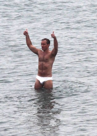 EXCLUSIVE: Jude Law filming "The New Pope" on the beach in Venice, directed by Paolo Sorrentino. 08 Apr 2019 Pictured: Jude Law. Photo credit: AMA / MEGA TheMegaAgency.com +1 888 505 6342 (Mega Agency TagID: MEGA396341_001.jpg) [Photo via Mega Agency]