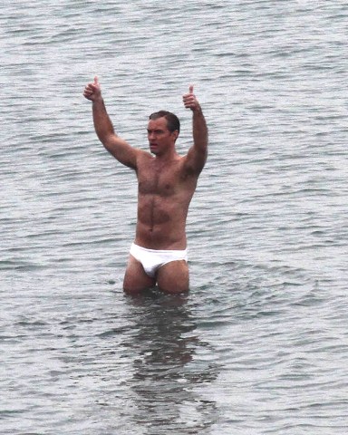 EXCLUSIVE: Jude Law filming "The New Pope" on the beach in Venice, directed by Paolo Sorrentino. 08 Apr 2019 Pictured: Jude Law. Photo credit: AMA / MEGA TheMegaAgency.com +1 888 505 6342 (Mega Agency TagID: MEGA396341_001.jpg) [Photo via Mega Agency]