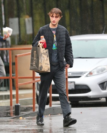 EXCLUSIVE: Anwar Hadid is seen following split announcement from Dua Lipa. Anwar was spotted grabbing a beet juice and groceries from Erewhon Organic Grocers in Los Angeles in the rain. 29 Dec 2021 Pictured: Anwar Hadid spotted for the first time, following split announcement from Dua Lipa. Photo credit: MEGA TheMegaAgency.com +1 888 505 6342 (Mega Agency TagID: MEGA816624_001.jpg) [Photo via Mega Agency]