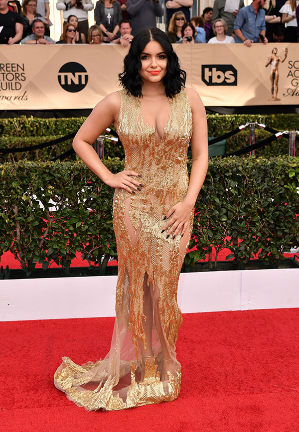 Ariel Winter’s Dress At SAG Awards — Flaunts Cleavage In Gold Gown