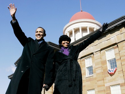 ** FILE ** Dalam file foto 10 Februari 2007 ini, Senator Barack Obama, D-Ill.  dan istrinya Michelle melambai ke kerumunan setelah dia mengumumkan pencalonannya sebagai presiden Amerika Serikat di Old State Capitol di Springfield, Illinois (AP Photo/Charles Rex Arbogast, File)