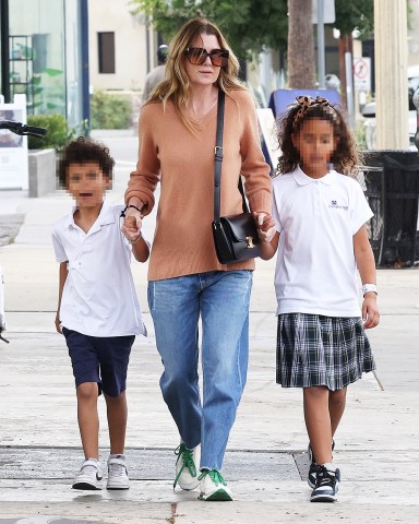 Studio City, CA  - *EXCLUSIVE*  - Actress Ellen Pompeo and her kids hold hands as they go out for ice cream together in Studio City.Pictured: Ellen PompeoBACKGRID USA 28 OCTOBER 2022 USA: +1 310 798 9111 / usasales@backgrid.comUK: +44 208 344 2007 / uksales@backgrid.com*UK Clients - Pictures Containing ChildrenPlease Pixelate Face Prior To Publication*