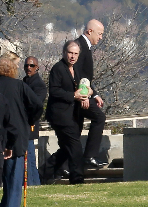 todd-fisher-taylor-lautner-carrie-fisher-funeral-debbie-reynolds-spl-5-2