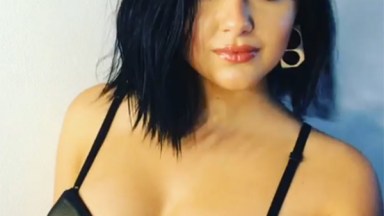 Ariel Winter Flaunts Cleavage