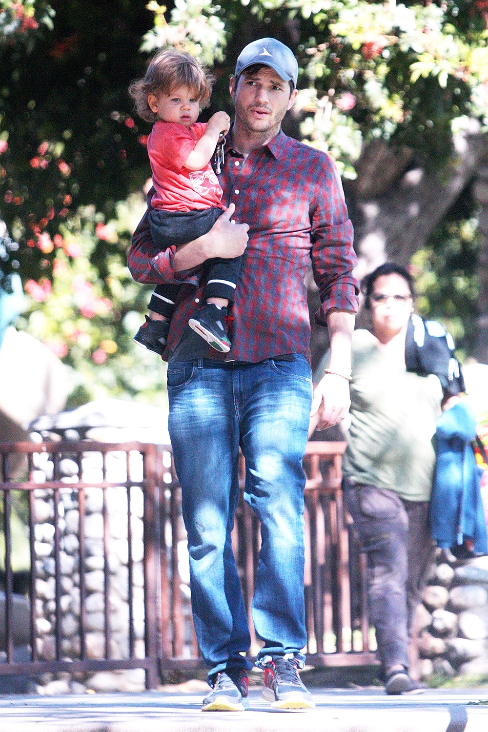 ashton-kutcher-park-kids-BG