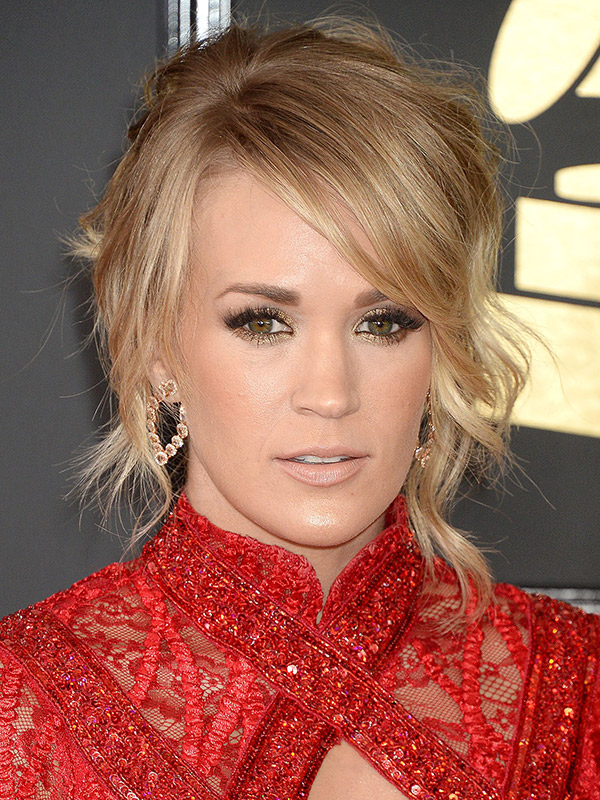 [PHOTOS] Carrie Underwood’s Grammys Hair & Makeup — Stunning Wavy Updo