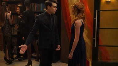 Shadowhunters Clary Kisses Simon