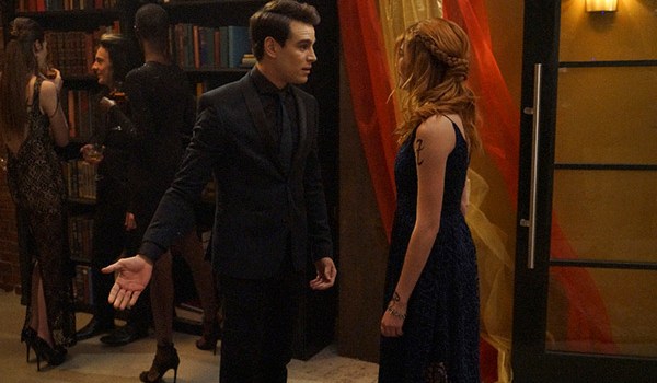 Shadowhunters Clary Kisses Simon