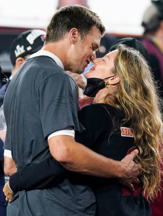 Quarterback Tampa Bay Buccaneers Tom Brady mencium istri Gisele Bundchen setelah mengalahkan Kansas City Chiefs dalam pertandingan sepak bola NFL Super Bowl 55 Minggu, 7 Februari 2021, di Tampa, Fla. Buccaneers mengalahkan Chiefs 31-9 untuk memenangkan Super Bowl .  (Foto AP/Mark Humphrey)