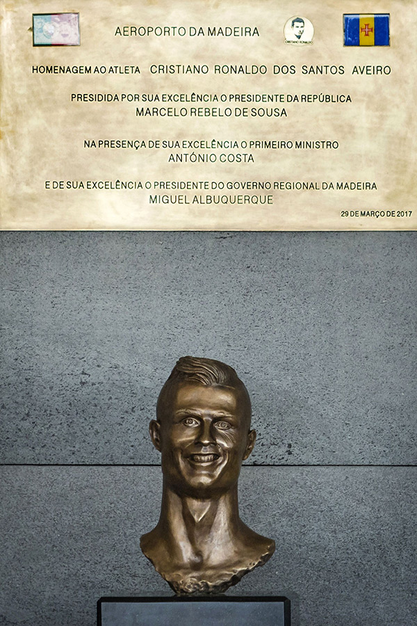 Cristiano-Ronaldo-statue-mess-up-2