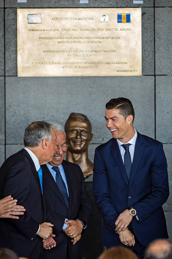 Cristiano-Ronaldo-statue-mess-up-7