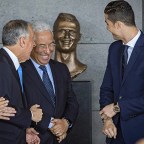 Cristiano-Ronaldo-statue-mess-up-8