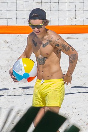 Harry Styles enjoyed a holiday on the Gold Coast in a beach volleyball game. Harry went out in the sun and looked happy, showing off his abdominal muscles and tattoos.One Direction is currently touring Australia, which is sold out "take me home" trip. Photo: See Harry Styles: SPL1048099 191013 Non-exclusive Photo: SplashNews.com Splash News and Pictures USA: +1 310-525-5808 London: +44 (0) 20 8126 1009 Berlin: +49 175 3764 166 photodesk @ splashnews. com World Rights